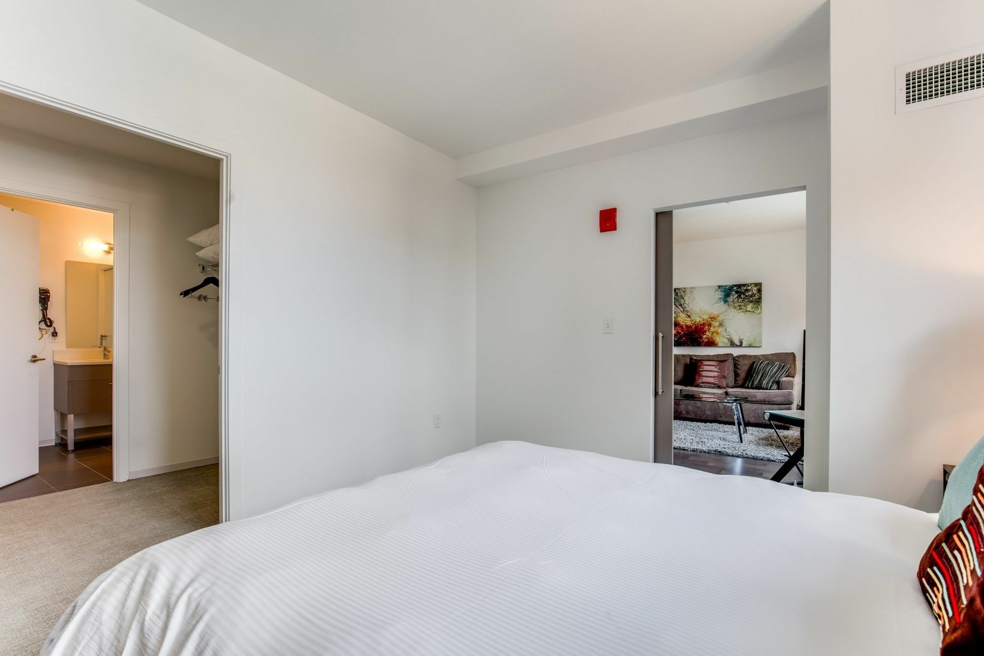 Global Luxury Suites At Kendall East Кембридж Экстерьер фото